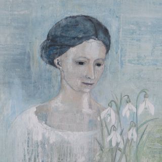 Frau mit Schneeglöckchen